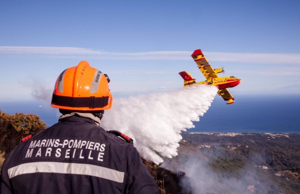 Renforcés par les marins-pompiers marseillais le dispositif s'appuie toujours autant sur la capacité particulière des CL-415.