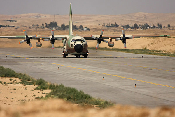 Lockheed C-130H Karnaf sur le tarmac de Nevatim.