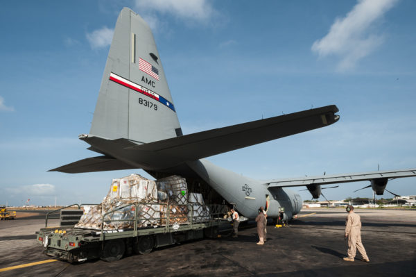 Les équipes de l'US Air National Guard chargent la soute d'un Lockheed-Martin C-130J.