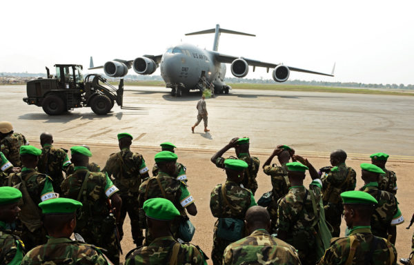 Des soldats rwandais patientent avant d'embarquer dans un Boeing C-17A américain.