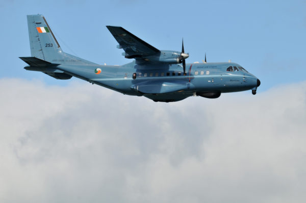 Un des deux CN-235MP de l'IAC en vol de patrouille.