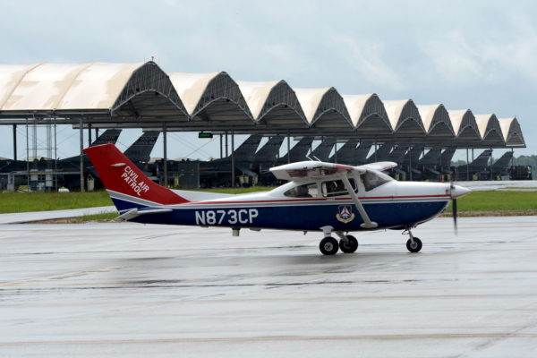 Un Cessna 182 de la CAP sur le tarmac de McEntire-JNGB, où stationne aussi les chasseurs F-16 de l'Air National Guard de Caroline du Sud.