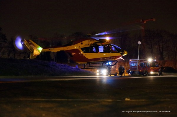 Dragon 75 à l'atterrissage à Bobigny, avec en arrière plan un véhicule de secours type Premier-Secours Evacuation.