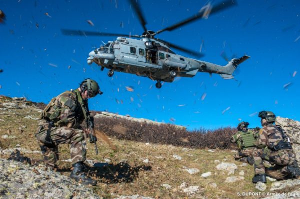 Des commandos français attendent leur récupération par le Caracal.