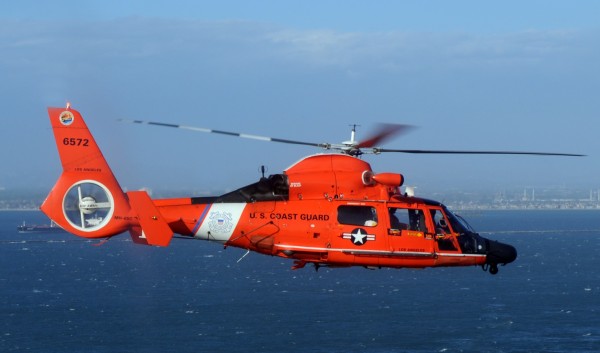 Un Dolphin de l'US Coast Guard en action au large de la Californie.