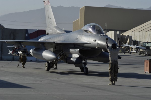 Sur le tarmac de Bagram, ce F-16 lourdement armé porte les marquages de la Garde Nationale de l'Alabama.