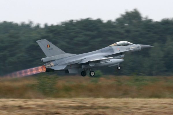 General Dynamics F-16AM belge au décollage, PC allumée.