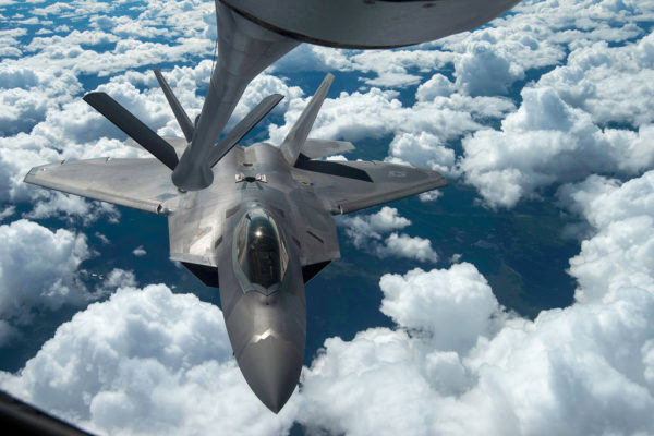 Moyennant ravitaillement en vol, les F-22 Raptor deviennent de redoutables gardiens des cieux alliés.