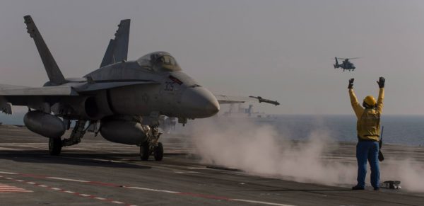 Aux ordres du chien jaune français, et sous la surveillance d'un Dauphin 2 Pédro, ce pilote de Hornet se prépare à arracher son avion du pont d'envol.