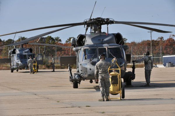 Les hélicoptères HH-60G Pavehawk de l'ANG pourraient décoller en alerte le cas échéant.