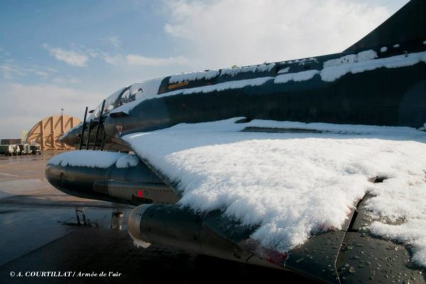 La neige recouvre l'aile de ce Mirage 2000N.