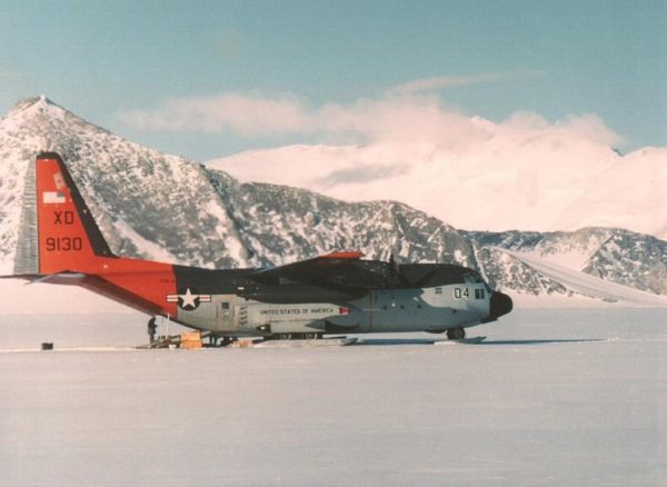Sur ce cliché les skis du Lockheed LC-130F apparaissent parfaitement. L'avion porte la livrée traditionnelle de la VXE-6 à la fin des années 1960.