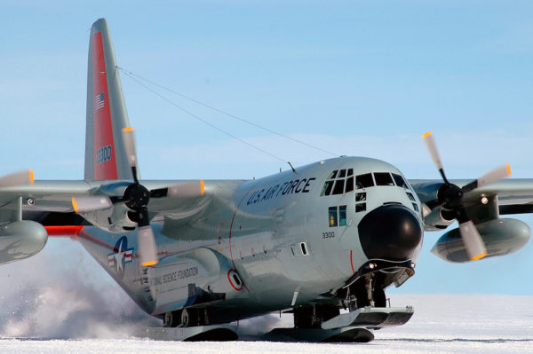 Gros plan sur les skis du Lockheed LC-130H.