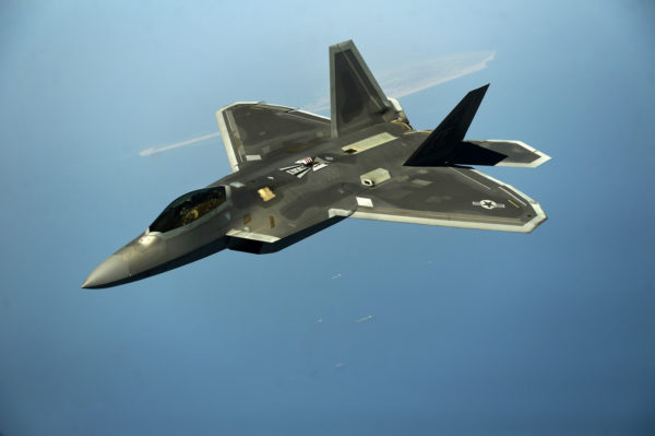 Lockheed-Martin F-22 Raptor de l'US Air Force en survol maritime.