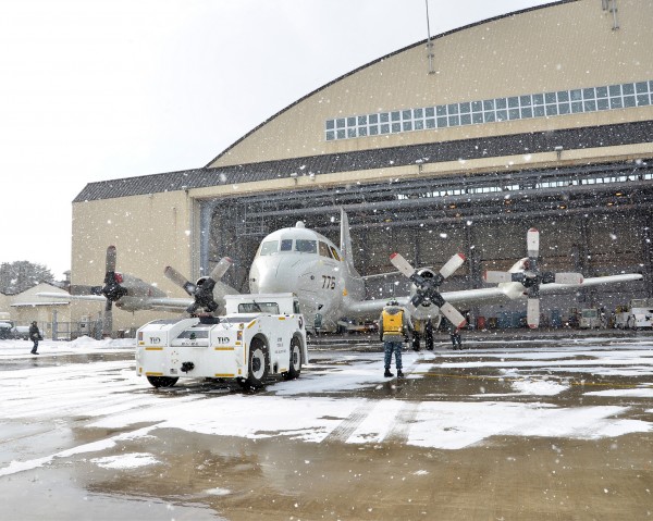 Sortie de son hangar d'un Lockheed P-3C de l'unité VP-46 rattachée à la 7ème flotte américaine.