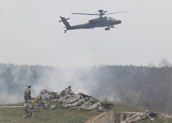 Image typique de l'US Army in Europe : un Apache "en appui" d'un exercice terrestre.