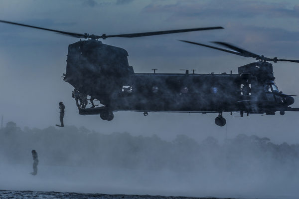 Sur ce cliché le MH-47G démontre ses capacités à très basse altitude.