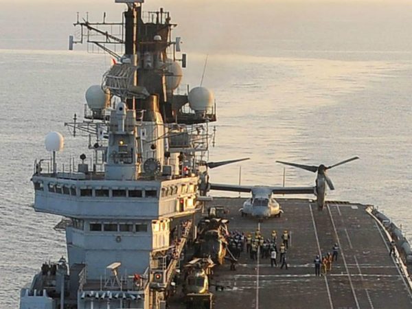 MV-22 américain posé sur la partie arrière du pont du porte-aéronefs britannique HMS-Illustrious. Notez le Lynx et le Sea King également visible.