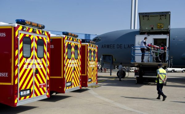 Sur le tarmac à l'arrivée les ambulances des pompiers de Paris attendent les blessés débarqués du C-135FR MORPHEE.