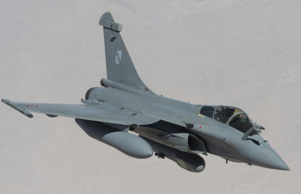 Rafale équipé d'un pod de reconnaissance "reco NG" en vol au-dessus de l'Irak.
