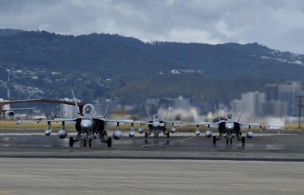 Des Hornet canadiens se préparent à prendre les airs dans le cadre de Rimpac 2014.