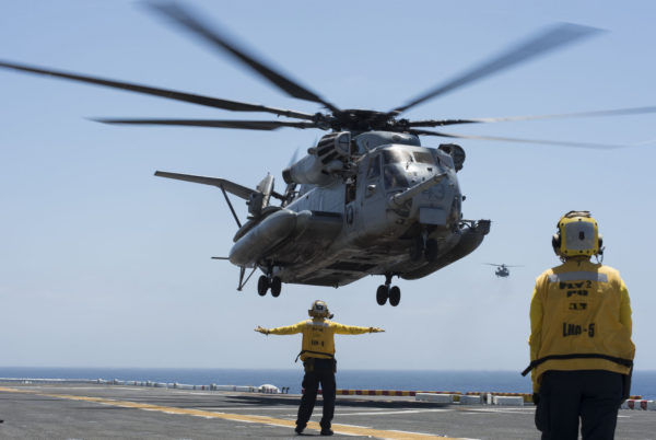 Malgré l'arrivée des Bell/Boeing MV-22 les Sikorsky CH-53E demeurent des machines importantes pour l'US Marines Corps.