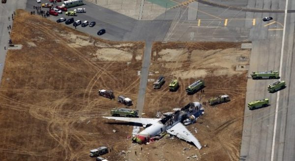 Sur ce cliché on distingue bien la position de l'avion hors de la piste.