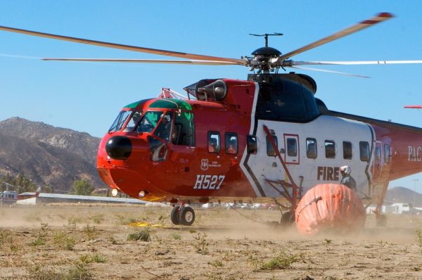 Sikorsky S-61N de l'USFS se préparant à décoller, avec son Bamby Bucket accroché.