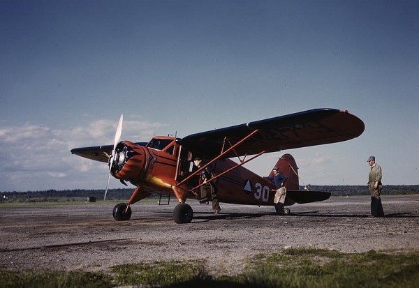 Avion de tourisme et de transport léger, le Stinson SR.5 était utilisé par les CAP durant la Seconde Guerre mondiale.