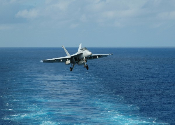 Un F/A-18E Super Hornet de la VFA-102 juste avant l'appontage.