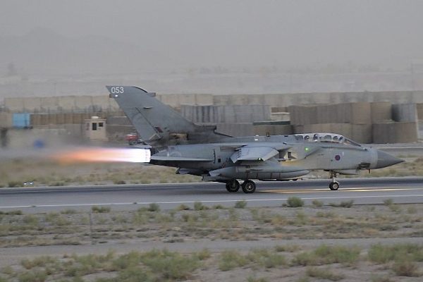 Un Tornado britannique, post-combustion allumé, s'arrache d'une piste afghane.