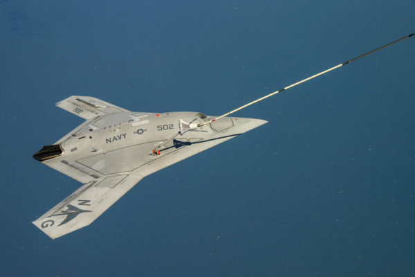 Gros plan sur le X-47B Pegasus durant son ravitaillement en vol.