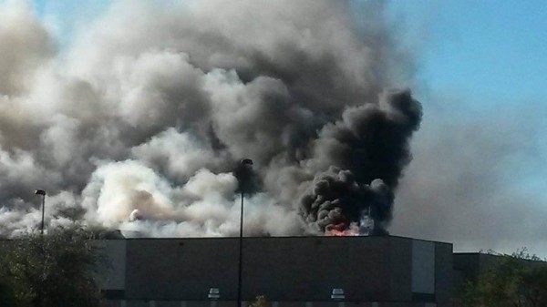 L'aéroport de Mid-Continent en feu après le crash du King Air 200.