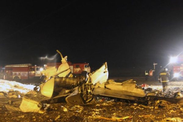 Les restes de l'avion, sur le tarmac de Kazan, juste après l'accident.