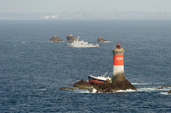 Le chalutier Célacante échoué à quelques mètres seulement du phare des Pierres Noires.