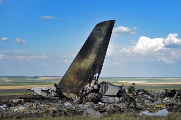 Cette photo de l'empennage de l'Il-76 témoigne de la violence de l'incendie qui a suivi le crash.