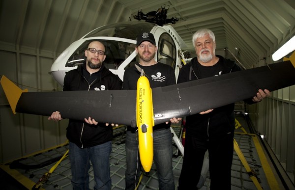 Paul Watson (à gauche sur la photo) et deux de ses militants tiennent ici un de leurs drones.