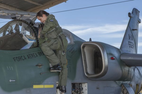 Brésilienne se préparant à un vol sur son AMX A-1.