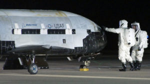 Le Boeing X-37B en 2012 quelques temps avant son lancement dans l'espace. On remarque la taille plus que correcte de ce drone hors du commun.
