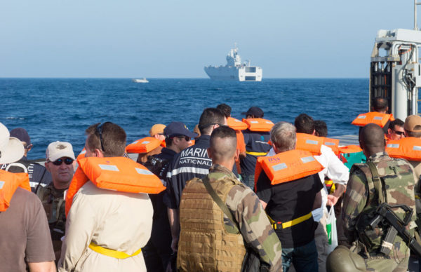 Civils évacués et militaires français gagnent le bord du Dixmude à bord d'une EDAR.