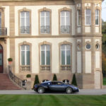 Une Bugatti Veyron devant le château d'Ettore Bugatti